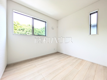 3号棟　居室　【小平市上水新町２丁目】
幼い頃のたくさんの想い出が詰まった実家の部屋。それは特別な場所としていつまでも心に残っています。いつかこの部屋が子供たちにとってのそのような場所になるのかな？　／撮影日2025/05/12