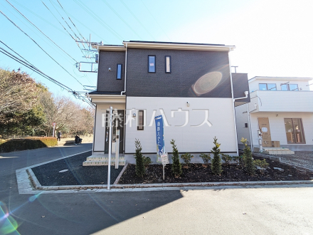 4号棟　外観　【小平市上水新町２丁目】
モノトーンを中心とした配色の現代的なデザイン。直線的ですっきりとしたスクエアなデザインが、お客様のお住まいを都会的に印象づけます。　／撮影日2025/01/09