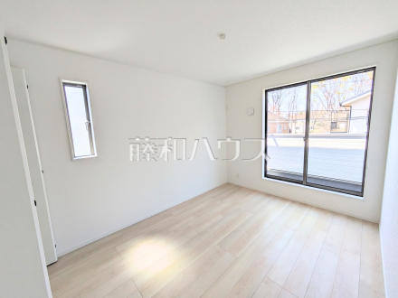 5号棟　居室　【小平市上水新町２丁目】
幼い頃のたくさんの想い出が詰まった実家の部屋。それは特別な場所としていつまでも心に残っています。いつかこの部屋が子供たちにとってのそのような場所になるのかな？　／撮影日2025/04/05