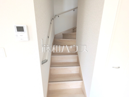5号棟　リビングイン階段　【小平市上水新町２丁目】
家族が自然と顔を合わせるリビングイン階段　／撮影日2025/04/05