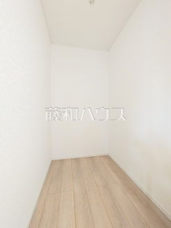 6号棟　ウォークインクローゼット　【小平市上水新町２丁目】
ウォークインクローゼットは、お洋服等がたくさん収納できて便利です。　／撮影日2025/04/25