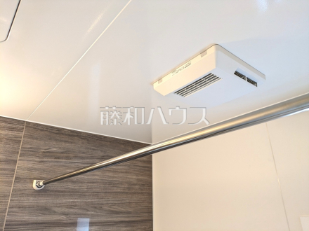 12号棟　浴室換気乾燥機　【小平市上水新町２丁目】　雨天時の洗濯物や浴室内のカビ防止としても活躍する浴室換気乾燥機／撮影日2025/04/28