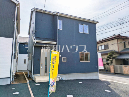 13号棟　外観　【小平市上水新町２丁目】
モノトーンを中心とした配色の現代的なデザイン。直線的ですっきりとしたスクエアなデザインが、お客様のお住まいを都会的に印象づけます。　／撮影日2025/03/27