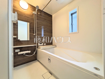 13号棟　浴室　【小平市上水新町２丁目】
落ち着いた色合いで疲れたからだを癒す、贅沢なくつろぎ空間です。　／撮影日2025/04/10