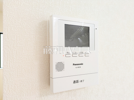 13号棟　TVモニター付きインターホン　【小平市上水新町２丁目】　TVモニター付きインターホンのため訪問者がひと目で分かります　／撮影日2025/04/10