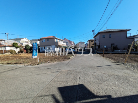接道状況および現場風景　家族みんなの眩い笑顔、豊かな開口がもたらすこの場所は過ごす時を楽しむ時を紡ぐ場所、たくさんの笑顔があふれ心地よい時間が流れていくことでしょう。【立川市若葉町１丁目】／撮影日2024/12/01