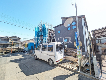 接道状況および現場風景　【小平市上水新町３丁目】ただいま鋭意建築中！　道路から建物までの距離や日当たりなど、現状でも様々確認可能です！
／撮影日2025/03/07