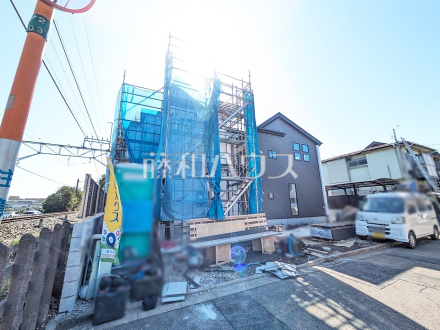 外観　【小平市上水新町３丁目】建築工事中ですが、道路から建物までの距離や日当たりなど、現状でも様々確認可能です！
／撮影日2025/03/07