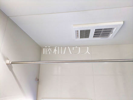 浴室乾燥機(浴室内上部)　雨の日の強い味方！浴室換気乾燥機付きユニットバスで洗濯物が乾かせます。／撮影日2025/03/21
