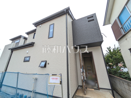 足場が外れて実際の外観が見えてきました。完成までもう少しです。ぜひ実際に現地をご見学下さいませ。 ／撮影日2025/05/16