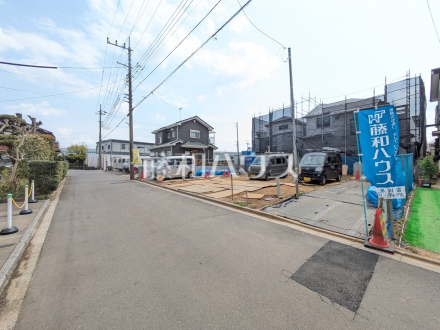前面道路幅も約5mあるので、全体としての見通しがよく、すれ違いや車を出し入れする際も安心です。 【東村山市諏訪町１丁目】／撮影日2025/04/10
