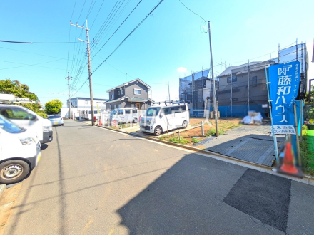 接道状況および現場風景　【東村山市諏訪町１丁目】　平日のご案内も可能です。まずはお気軽にお問合せ下さいませ。／撮影日2025/05/08