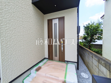 B号棟　玄関はお家の顔！植栽やガーデングッズなどを利用し、お客様をお出迎えする玄関アプローチをオシャレに飾ってみてはいかがでしょうか。　【東村山市諏訪町１丁目】／撮影日2025/07/10