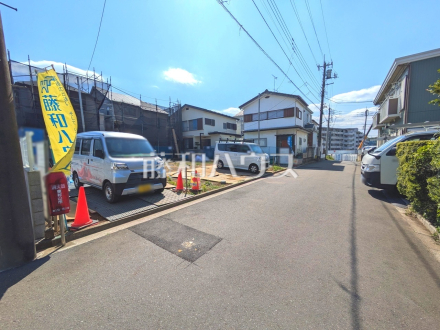 接道状況および現場風景　【東村山市諏訪町１丁目】　周辺環境など、実際に行ってみないと分からないことも多くございます。営業担当がご案内いたしますので、お気軽にお問い合わせください。／撮影日2025/05/08