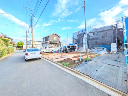 前面道路はゆとりの約5m。車の出し入れも楽々です。 　【東村山市諏訪町１丁目】／撮影日2025/04/24