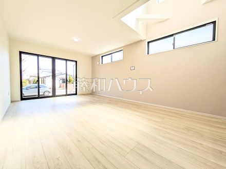 1号棟　リビング　【八王子市清川町】南に広い開口部を設け、家族の集いに明るさをプラスします。／撮影日2025/03/14