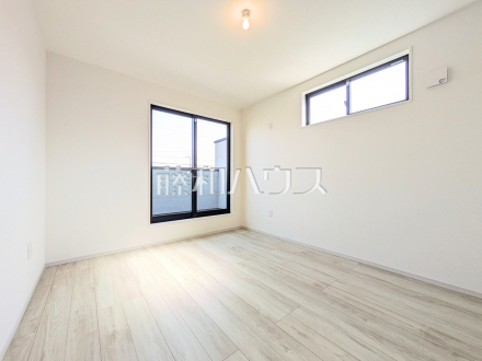 1号棟　居室　【八王子市清川町】バルコニーに面しており、明るく開放的となっております。　／撮影日2025/03/14