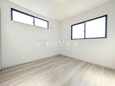 1号棟　居室　【八王子市清川町】木目が美しいウッディなフローリングの居室は、穏やかで心安らぐ空間となるでしょう。　
／撮影日2025/03/14