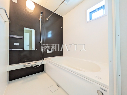 1号棟　浴室　【八王子市清川町】落ち着いた色合いで疲れたからだを癒す、贅沢なくつろぎ空間です。　／撮影日2025/03/14