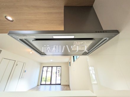 2号棟　レンジフード　【八王子市清川町】　お手入れのしやすいレンジフードは見た目もスッキリしていて、料理時の油煙やニオイを効率的に外に出せます／撮影日2025/03/14