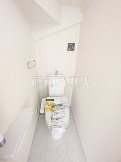 1号棟　温水洗浄機能付きトイレ　【府中市新町１丁目】
　温水洗浄機能付きトイレで清潔にご使用いただけます。　／撮影日2025/03/04