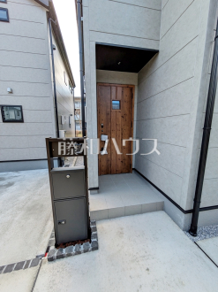 1号棟　宅配ボックス　【府中市新町１丁目】
　玄関には不在時でも荷物が受け取れる宅配ボックスがございます。帰りが遅くなりそうな時も受け取り時間の心配がなく、再配達の手間も省けるので便利です。　／撮影日2025/03/20