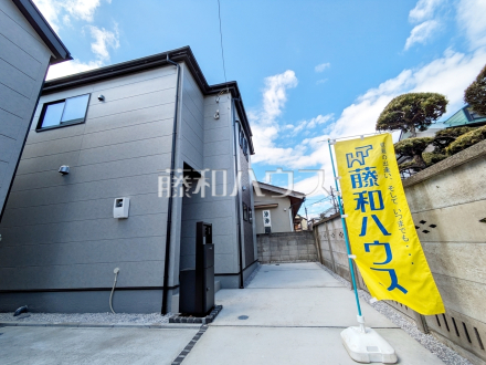 1号棟　外観　【府中市新町１丁目】
モノトーンを中心とした配色の現代的なデザイン。直線的ですっきりとしたスクエアなデザインが、お客様のお住まいを都会的に印象づけます。　／撮影日2025/03/20
