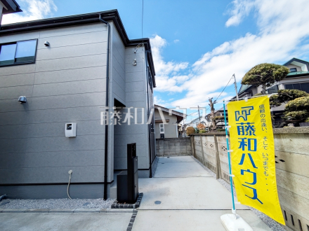 1号棟　外観　【府中市新町１丁目】 道路から奥まった住まいは、車や人通りも気にならずプライバシーの確保された住空間を保つことができます。 ／撮影日2025/03/20