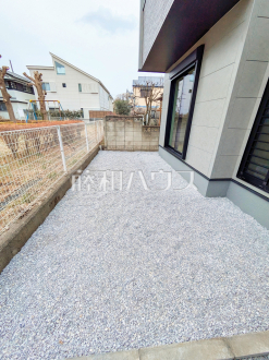 ≪1号棟　庭≫広々とした庭先は、ガーデニングや家庭菜園なども楽しめます　【府中市新町１丁目】／撮影日2025/03/04