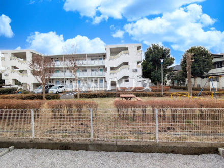 1号棟　庭　【府中市新町１丁目】 周囲に高い建物のないエリアのため、空が大きく感じます。 ／撮影日2025/03/04