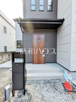 ≪2号棟　玄関≫玄関はお家の顔！植栽やガーデングッズなどを利用し、お客様をお出迎えする玄関アプローチをオシャレに飾ってみてはいかがでしょうか。　【府中市新町１丁目】／撮影日2025/03/20