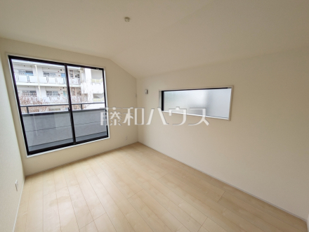 ≪2号棟　その他居室≫全居室角部屋仕様で2面採光を実現！お天気の良い日には窓を開けて換気もできるので気持ち良いですね。【府中市新町１丁目】　／撮影日2025/03/04