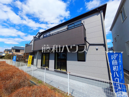 ≪2号棟　外観≫陰影のある外観フォルムがナチュラルで質の豊かな印象をもたらします。【府中市新町１丁目】　／撮影日2025/03/20