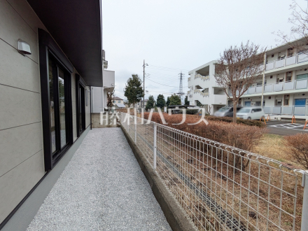 ≪2号棟　庭≫お庭はガーデニングや家庭菜園だけでなく、子ども達の遊び場としても最適です。【府中市新町１丁目】／撮影日2025/03/04