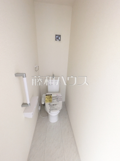 ≪2号棟　トイレ≫温水洗浄機能付きトイレで清潔にご使用いただけます。【府中市新町１丁目】　／撮影日2025/03/04