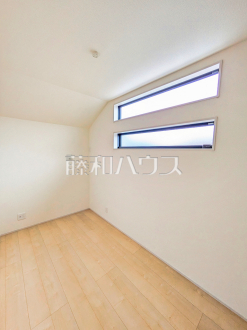 ≪2号棟　ストレージルーム≫納戸は収納としてだけでなくテレワークにも活用できます。クローズドな空間だから仕事にも集中できますね！【府中市新町１丁目】
／撮影日2025/03/04