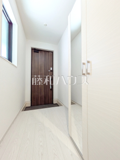 玄関ホール　【中野区若宮２丁目】
「住まいの顔」とも言われ、家全体のイメージを左右する重要な玄関スペース。お気に入りのインテリア用品や小物などで素敵な空間を演出してください。　／撮影日2025/02/24