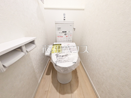 1号棟　温水洗浄機能付きトイレ　【調布市深大寺北町４丁目】
　温水洗浄機能付きトイレで清潔にご使用いただけます。　／撮影日2025/02/03