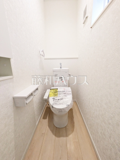 1号棟　トイレ　【調布市深大寺北町４丁目】
各階にトイレがあると、階段の上り下りをせずに済むため就寝時なども便利です。　／撮影日2025/02/03