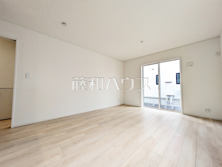 1号棟　リビング　【調布市深大寺北町４丁目】
家族の存在を近くに感じ、心安らぐこの空間はいつも心地よく、気が付けば楽しい一日が終わろうとしている、そんな憩いのリビングです。　／撮影日2025/02/03
