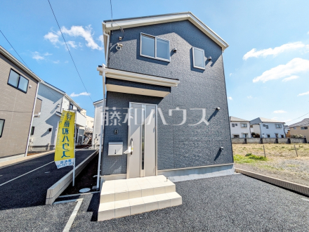 4号棟　外観　【調布市深大寺北町４丁目】モノトーンを中心とした配色の現代的なデザイン。直線的ですっきりとしたスクエアなデザインが、お客様のお住まいを都会的に印象づけます。　／撮影日2025/03/09