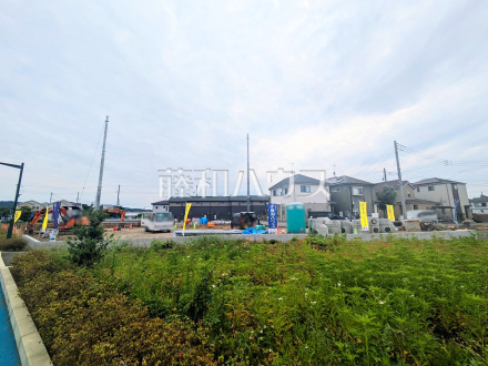 ≪現地外観≫戸建住宅が立ち並ぶ住宅地。静かな時間の流れ。ゆっくりと傾きを変えていく陽の光が清楚な家々を色鮮やかに演出してくれます。【府中市南町１丁目】／撮影日2025/05/23