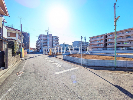 接道状況および現場風景　【小平市栄町２丁目】見学はしたいけど、なかなか時間が取れない・・・そんな方に出勤前や仕事終わりにマイホームを見学できるサポートをいたします。／撮影日2025/01/31