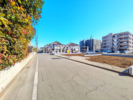 接道状況および現場風景　【小平市栄町２丁目】建築条件付き土地につき、基礎や内装といった建築中の様子が確認できます♪
／撮影日2025/01/31