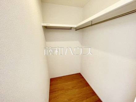 収納力豊富なウォークインクローゼットで、バッグや小物類も片付きます。　／撮影日2025/03/30