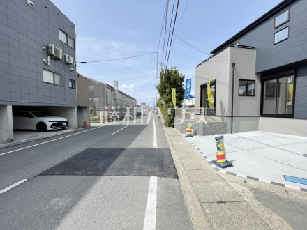 広々！！前面道路なので、運転が少し苦手な方でも運転・駐車がしやすそうですね。　／撮影日2025/03/30