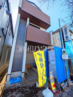 1号棟　外観　【府中市清水が丘３丁目】ルーフバルコニーを建築中。イスとテーブルを並べれば、プライベートなカフェスペースとなります。お天気の良い日には優雅なティータイムが楽しめます。／撮影日2025/03/07