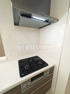 1号棟　レンジフード　【八王子市石川町】　お手入れのしやすいレンジフードは見た目もスッキリしていて、料理時の油煙やニオイを効率的に外に出せます。／撮影日2025/02/15