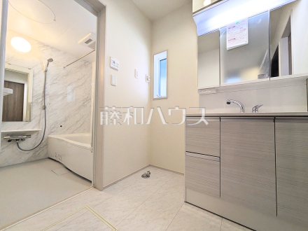 1号棟　洗面室　【八王子市石川町】
三面鏡付きの洗面台。鏡の裏にも収納があり、歯ブラシや化粧品等もすっきり収納できます。　／撮影日2025/02/15