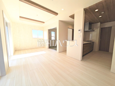 1号棟　リビング　【八王子市石川町】
家族の存在を近くに感じ、心安らぐこの空間はいつも心地よく、気が付けば楽しい一日が終わろうとしている、そんな憩いのリビングです。　／撮影日2025/02/15